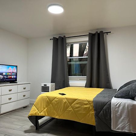 Serene Full Bed With 50 Inch Smart Tv, Netflix, Airplay, Mini-Fridge, And 500 Mbps Wifi Near Fiu, Dolphin Mall, Airport Miami Zewnętrze zdjęcie