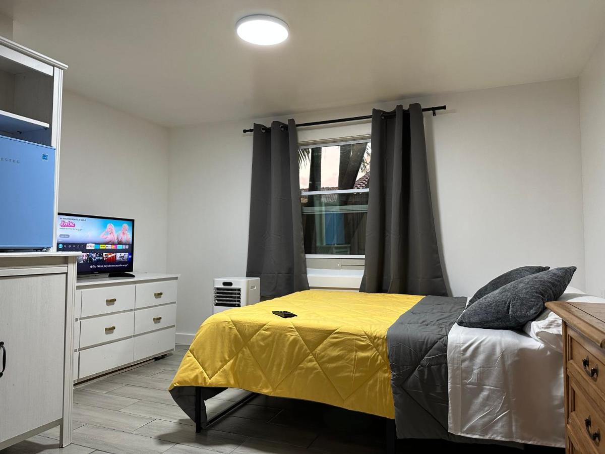 Serene Full Bed With 50 Inch Smart Tv, Netflix, Airplay, Mini-Fridge, And 500 Mbps Wifi Near Fiu, Dolphin Mall, Airport Miami Zewnętrze zdjęcie